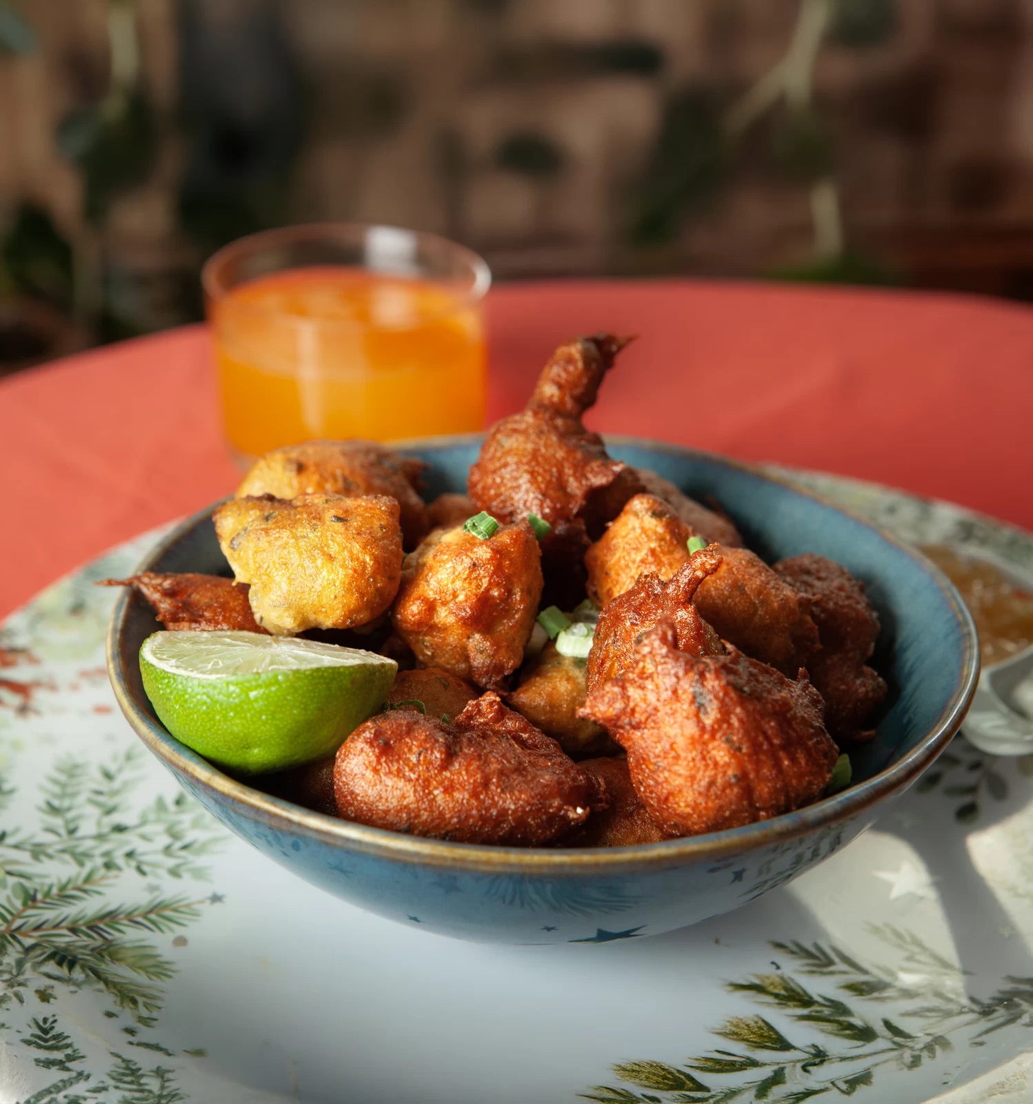 Accras Cap Créole avec quartier de citron vert