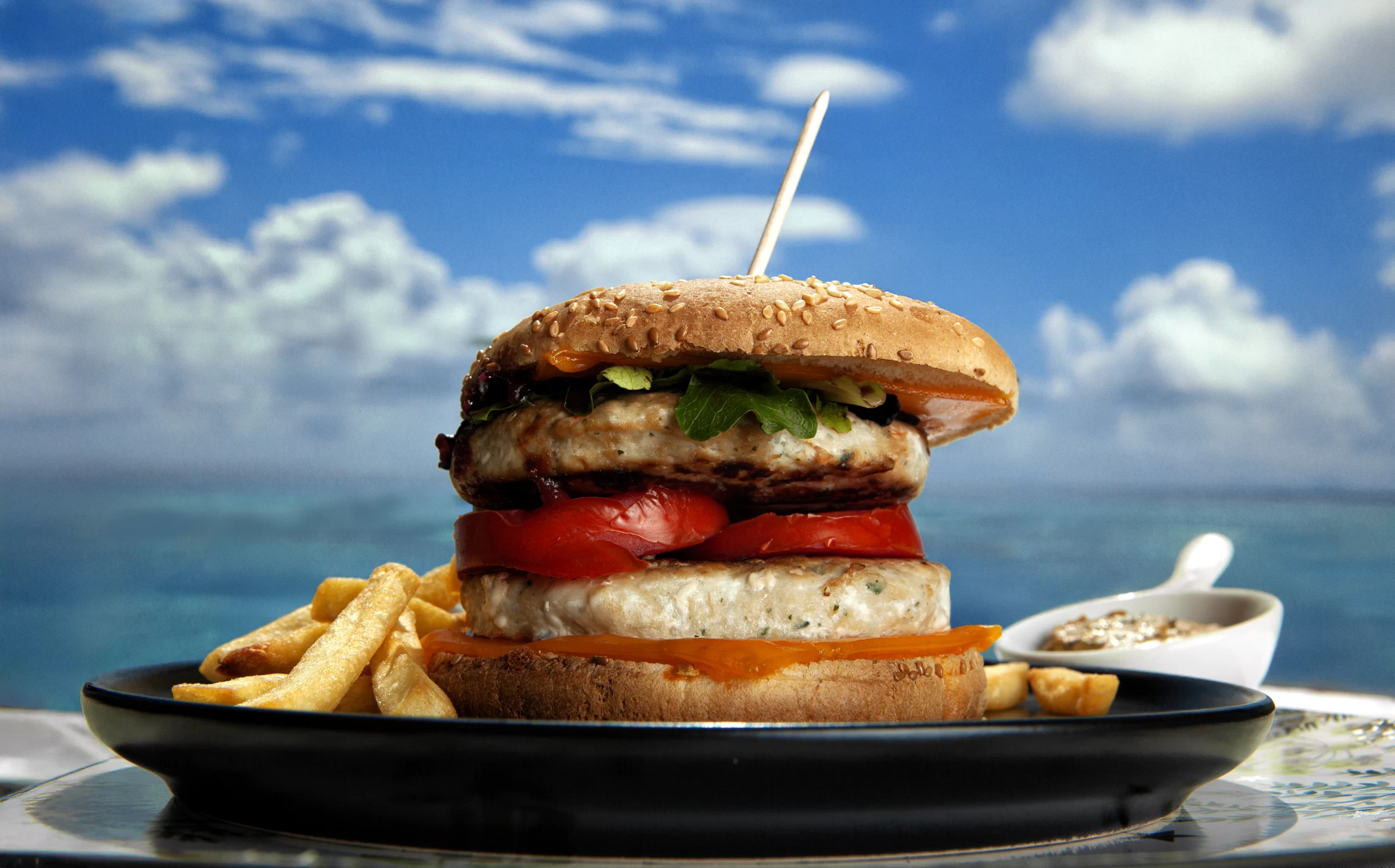 Burger Cap Créole photographié face à l’océan