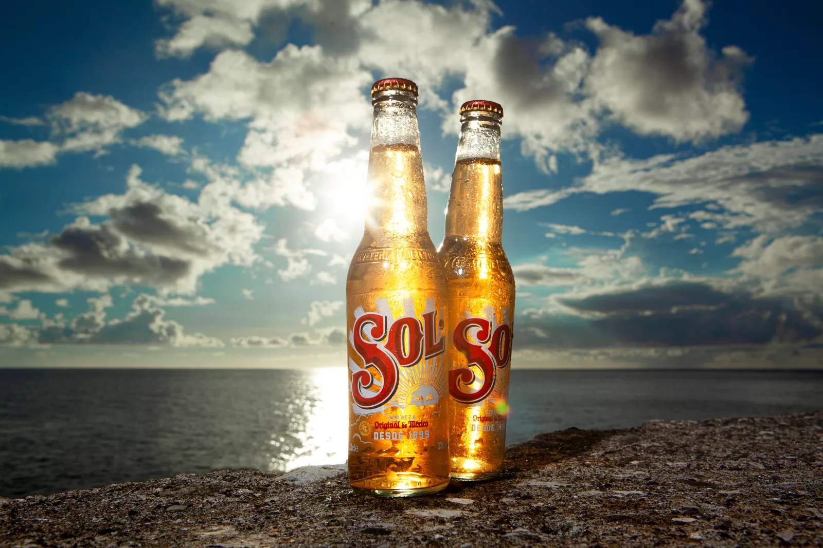 Deux bouteilles Sol au coucher du soleil