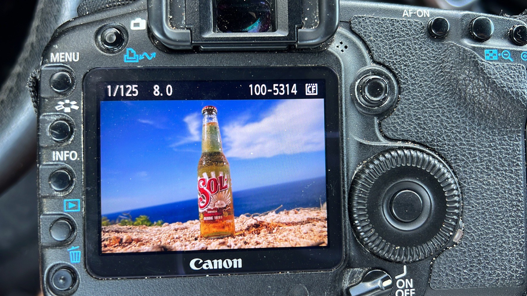Contrôle d'une photographie de bouteille Sol sur l'écran de l'appareil
