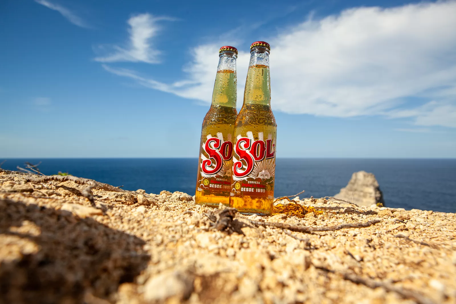 Deux bouteilles Sol face à la mer